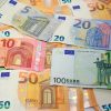 Trova 110mila euro in un cassetto: “Erano su libretti di risparmio di 50 anni fa”