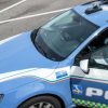 Lancia tanica di benzina su poliziotto e tenta di dargli fuoco, arrestato