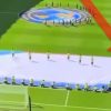 Mondiali, addetto Fifa intrappolato nella bandiera e ‘salvato’