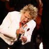 Rod Stewart, malore nel concerto e maschera per l’ossigeno sul palco