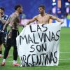 Argentina-Inghilterra, Lo Celso e Otamendi con striscione per Malvinas: rischio squalifica