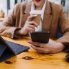 Donna più multitasking dell’uomo? La scienza smonta lo stereotipo: c’è una sola differenza