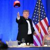 Trump e l’annuncio con il cappellino rosso: “E’ mia intenzione candidarmi alle presidenziali 2028”