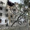 Ucraina, attacchi russi a Zaporizhzhia e Kharkiv: 6 morti. Kiev colpisce deposito petrolio