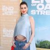 Anne Hathaway mostra il pancione, è polemica. L’esperto: “La gravidanza non è una malattia”