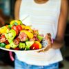 Come dimagrire senza contare le calorie e patire la fame? La lezione delle diete ‘veg’