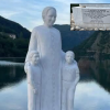 Don Milani, inaugurata la statua con frase anti-comunista: scoppia la polemica