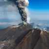 Eruzione Etna, voli in arrivo sospesi fino alle 12 all’aeroporto di Catania