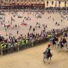 Palio Siena, il Nicchio torna a vincere dopo 28 anni: Tittia firma il cappotto personale