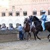 Palio di Siena, la Contrada dell’Onda vince la prima prova