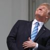Trump, faccia a faccia con l’eclissi: occhi puntati al sole e niente occhiali