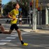 Corre una maratona… con le Crocs, la follia dell’atleta russo a Berlino