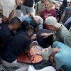 Edificio crolla nella notte a Gaza, almeno 11 morti: “50 bambini tra le 100 persone intrappolate, stavano dormendo”
