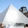 Louvre, appendono due quadri nella sala della Gioconda. Arrestati due tedeschi: “Stavamo scherzando”