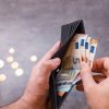 Quanto si indebitano gli italiani per vivere? L’analisi tra prestiti, mutui e stipendi fermi
