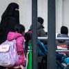 Stop a burqa e niqab a scuola, tetto del 30% agli stranieri in classe: il governo stringe sul dl, oggi in Cdm