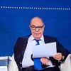 Vespa in onda con fasciatura al braccio e volto tumefatto: “Ho fatto una rovinosa caduta”