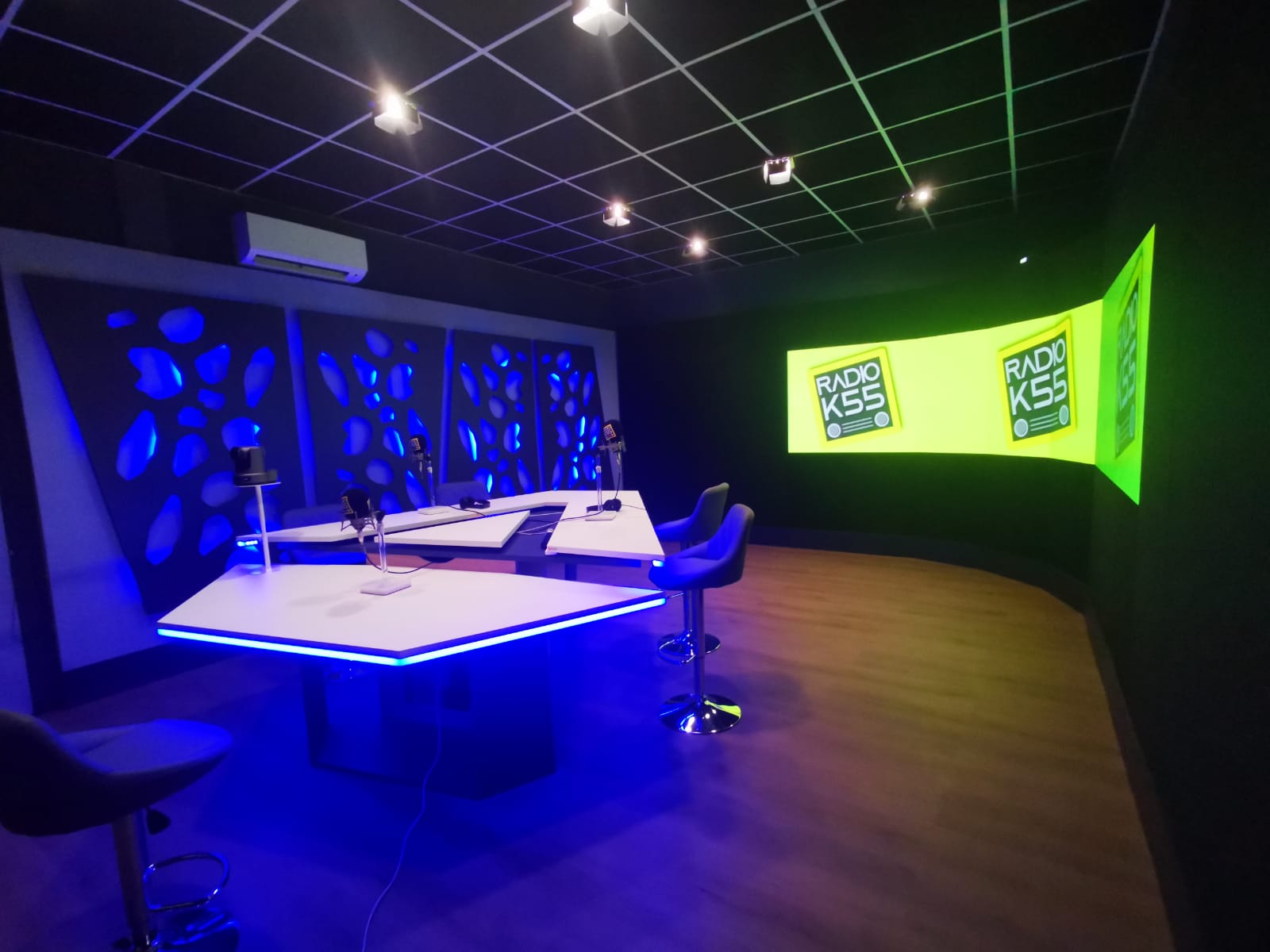Studio allestito per l'intervista con ledwall — Lazio d'Impresa