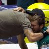 Cobolli si fa male nel derby e scoppia a piangere, Berrettini lo abbraccia
