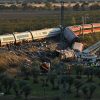 Disastro ferroviario in Spagna, il lutto e le indagini: “Via libera al treno nonostante convoglio fermo sui binari”