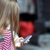 Dolore o tensione alla nuca, alle spalle e alla parte alta della schiena, cos’è il ‘text neck’ o collo da smartphone