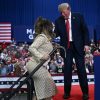 Donald Trump senza freni in Michigan, sul palco del comizio con lui Nicki Minaj: “Ha un lato B spettacolare”