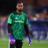 Feyenoord-Como, che beffa per Sanchez: il pallone deviato va sul palo carambola sulla sua gamba e finisce in rete
