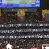 L’Olimpico celebra Mourinho: cori, striscioni e lui manda un bacio alla Curva Sud