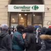 Milano, riparte la guerriglia in centro: giovani sfondano vetrine, saccheggiato un supermercato