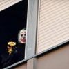 Scuola, occupato a Roma Iss Leopoldo Pirelli: ragazzi alla finestra con maschere